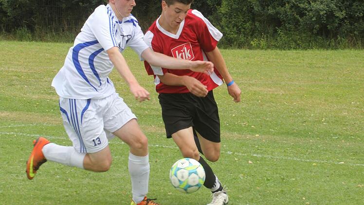 Felix Derr (SSV Kitzingen, rechts) beharkt sich mit einem Weidener Abwehrspieler. Der SSV Kitzingen erhielt von den Gegnern viel Lob, was aber für den Klassenerhalt zu wenig war. Foto: Gerd Ludwig