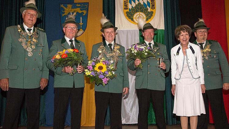 Aktivitas: Schützenmeister Siegfried Jäkel, 1. Ritter Robert Herbst, Schützenkönig Walter Knöferl, 2. Ritter Gerd Kraus, Bürgermeisterin Dr. Bianca Fischer und der stellvertretende Schützenmeister Uwe Matzner. - Foto:kag