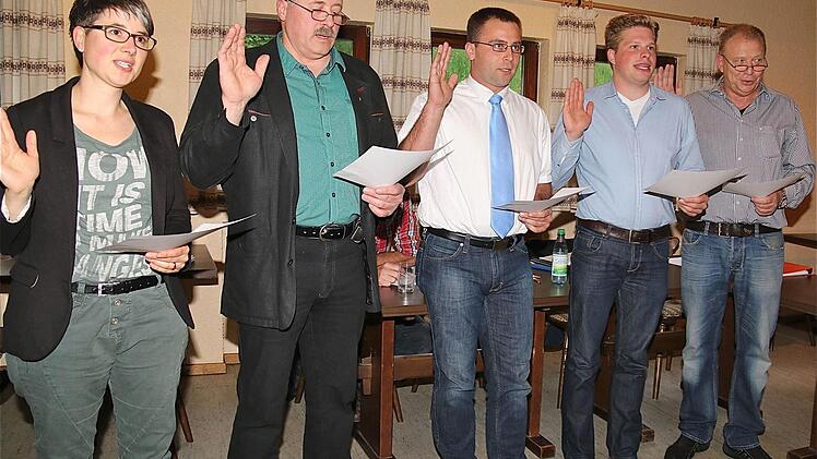 Die neuen Suilzthaler Räte (v.l.): Bianca Mende, Willi Diez, Jens Weingart, Johannes Büttner und Michael Hümpfner. Es fehlte Klaus Keller, der später vereidigt wird.