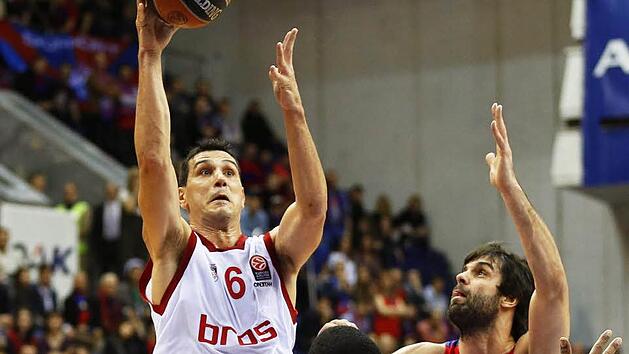 Bambergs Routinier Nikos Zisis (mit Ball), der immer wieder beherzt zum Korb zog und erfolgreich abschloss, ist von Milos Teodosic (r.) nicht zu stoppen. Foto: dpa
