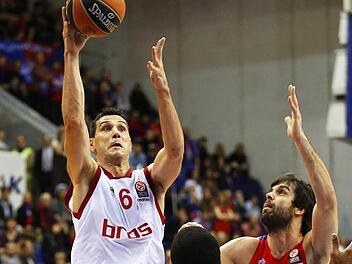 Bambergs Routinier Nikos Zisis (mit Ball), der immer wieder beherzt zum Korb zog und erfolgreich abschloss, ist von Milos Teodosic (r.) nicht zu stoppen. Foto: dpa