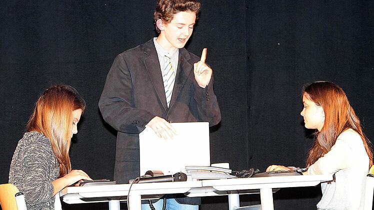 Schüler zeigten in dem Stück "Schule - Deine Zukunft" Szenen aus dem Alltag. Foto: Dieter Britz