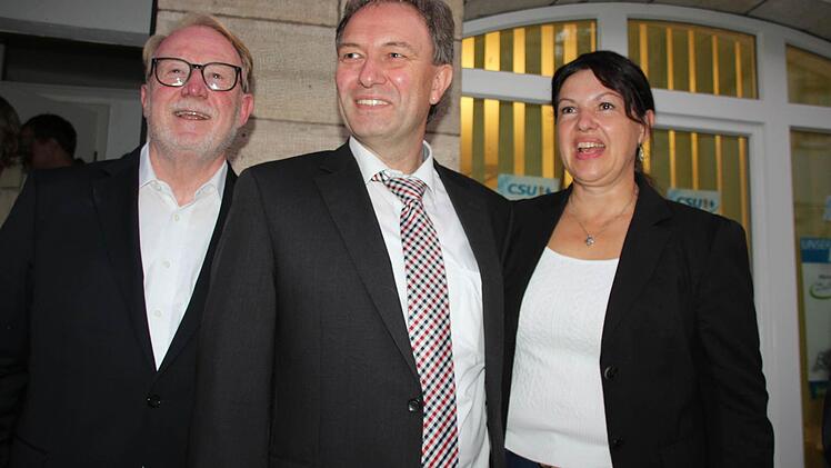 Aufgrund des Erfolges strahlten Klaus Löffler, Bundestagsabgeordneter Hans Michelbach (li.) und Kronachs Zweite Bürgermeisterin Angela Hofmann um die Wette.  Foto: Veronika Schadeck