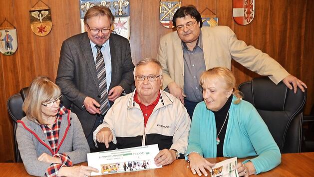 Ein besonderer Erfolg ist Pressigs zweite Währung, wie die Gutscheine im Volksmund genannt werden. Von links Brigitte Porzelt, Hans Pietz, Hans Michel, Wolfgang Förtsch und Anita Swiduruk Foto: K.-H. Hofmann