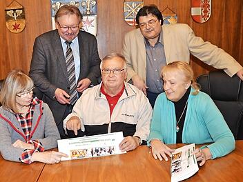 Ein besonderer Erfolg ist Pressigs zweite Währung, wie die Gutscheine im Volksmund genannt werden. Von links Brigitte Porzelt, Hans Pietz, Hans Michel, Wolfgang Förtsch und Anita Swiduruk Foto: K.-H. Hofmann