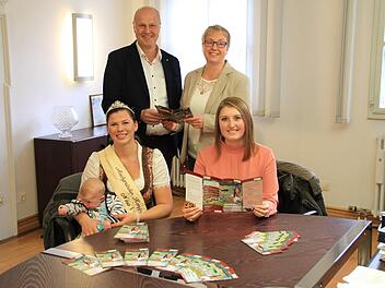 Karpfenkönigin Nina I., Gerald Brehm, Sabine Fink und Regina Dukart (von links) präsentierten  den neuen Flyer für Erlebnistage im Karpfenland Aischgrund.  Foto: Andreas Dorsch