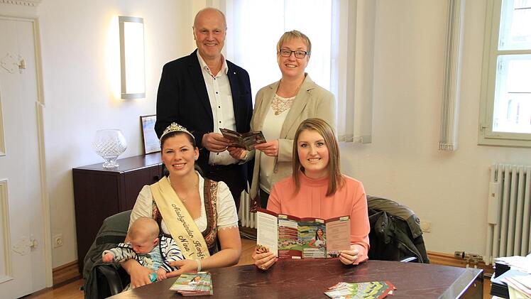 Karpfenkönigin Nina I., Gerald Brehm, Sabine Fink und Regina Dukart (von links) präsentierten  den neuen Flyer für Erlebnistage im Karpfenland Aischgrund.  Foto: Andreas Dorsch