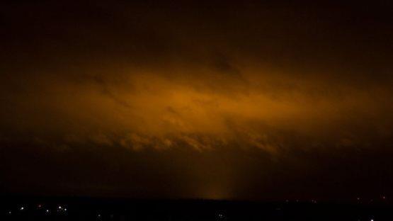Sieht mystisch aus, ist aber Lichtverschmutzung: Die Albertshöfer Gewächshäuser strahlen nachts so viel Licht ab, dass es von Kitzingen aus betrachtet  fast überirdisch wirkt.  Foto: Ulf FIEBIG