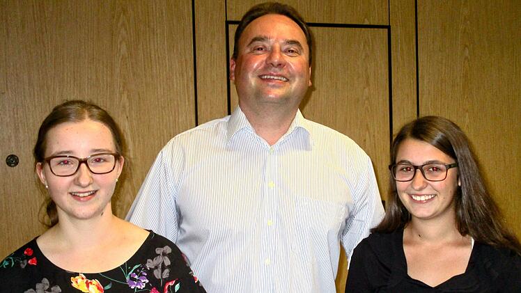 Bürgermeister Michael Pöhnlein freute sich, den Schülerinnen Diana Pötzinger (links) und Milena Roth zu ihren hervorragenden schulischen Leistungen gratulieren zu dürfen. Foto: Susanne Deuerling