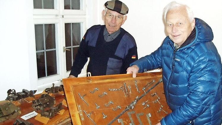 Oswald Tränkenschuh (rechts) und Peter Haustein vom Arbeitskreis "Heimat und Geschichte" Königsberg bereiten die Ausstellung vor. Die Exponate werden an zwei Sonntagen gezeigt.  Foto: Gerold Snater