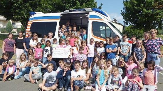 Die Grundschüler vor dem Wünschewagen  Foto: Heidi Amon