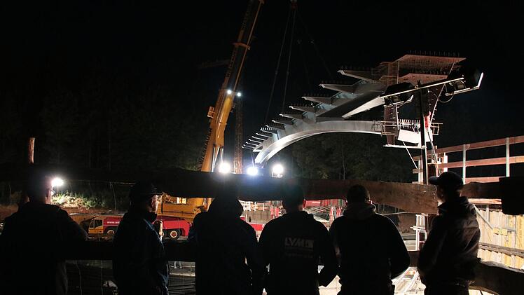 Einige Zaungäste verfolgten das Einschwenken der Brücke vom östlichen Widerlager aus. Foto: Ralf Ruppert