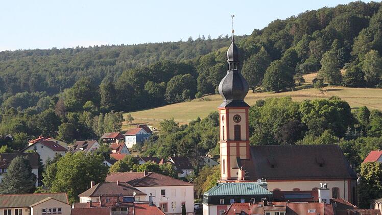 Von der Jahnstraße aus ist die Stadtpfarrkirche St. Bartholomäus herrlich zu sehen. Foto: Ulrike Müller