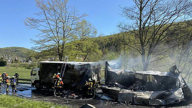 Lebensmittel-Laster brennt auf BundesstraÃŸe komplett aus