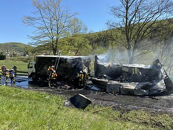 Lebensmittel-Laster brennt auf BundesstraÃŸe komplett aus