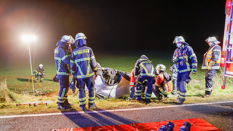 Auto kommt von Fahrbahn ab und überschlägt sich: 70-Jähriger schwer verletzt aus Hybrid-Fahrzeug befreit
