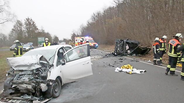 Durch die Wucht des Zusammenpralls legte sich der Seat (hinten) auf die Fahrerseite. Die Feuerwehrleute mussten das Dach aufschneiden, um den Verungl&uuml;ckten zu bergen.