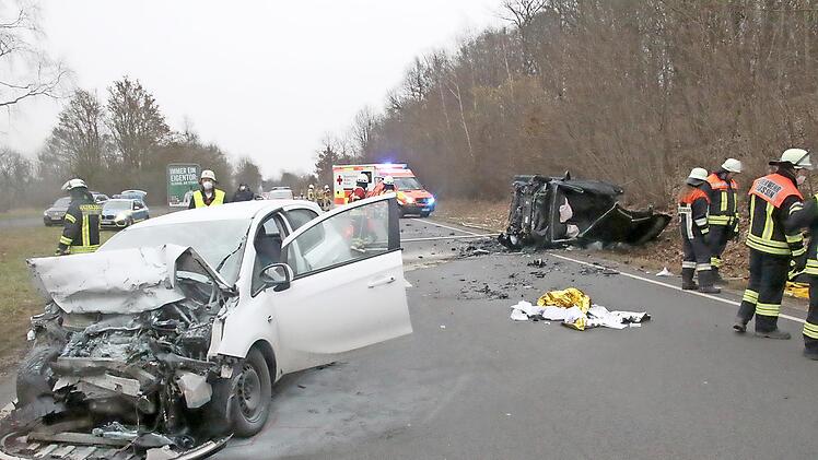 Durch die Wucht des Zusammenpralls legte sich der Seat (hinten) auf die Fahrerseite. Die Feuerwehrleute mussten das Dach aufschneiden, um den Verunglückten zu bergen.