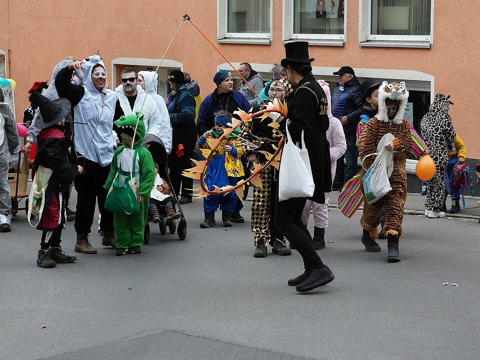 Mit vielen Fuß- und Musikgruppen
