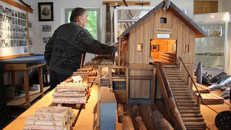 Museumsleiter Alfons Geiger startet das Modell der Finken-Mühle.  Foto: Marco Meißner
