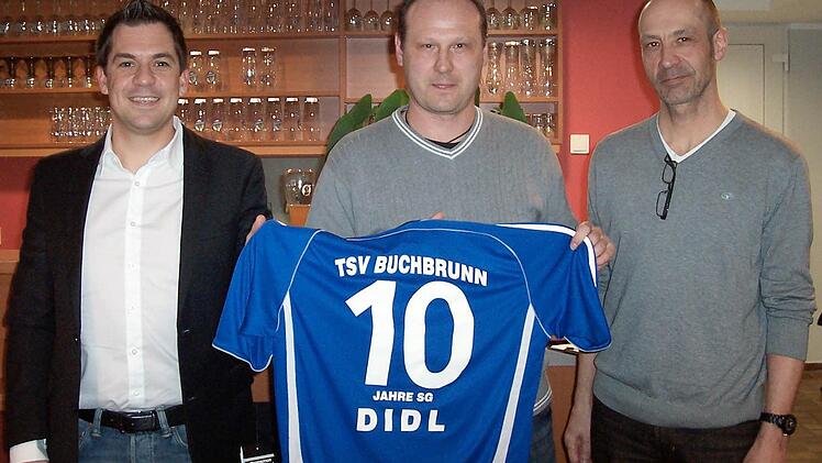 Hannes Kristmann (links) und Horst Schmillen (rechts) überraschen Dietmar Riedel