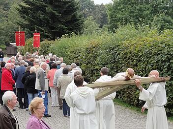 Das Fest der Kreuzerhöhung ist für den Kreuzberg eines der wichtigsten Feste, das mit eucharistischer Prozession begangen wird. Foto: Marion Eckert