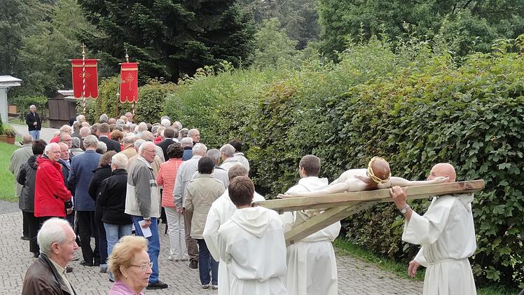 Das Fest der Kreuzerhöhung ist für den Kreuzberg eines der wichtigsten Feste, das mit eucharistischer Prozession begangen wird. Foto: Marion Eckert