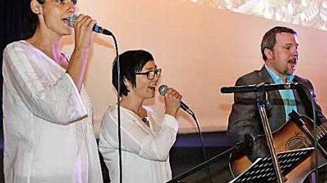Gymnasiale Unterstützung: Rektor Arnold mit den FRG-Musiklehrerinnen Nicole Ulrich und Kathlen Hümmer-Aumüller (von rechts).