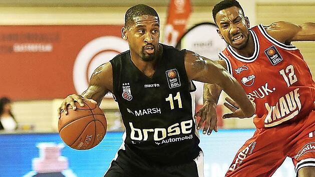 Brad Wanamaker (mit Ball, hier gegen den W&uuml;rzburger Dru Joyce) muss auch im letzten Test heute in Coburg die Hauptlast im Spielaufbau tragen, denn Nikos Zisis und Janis Strelnieks sto&szlig;en erst am Donnerstag zur Mannschaft. Foto: Daniel L&ouml;b