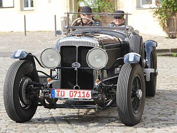Ein Daimler Straight Aigth (Baujahr 1937) fährt auf den Marktplatz.