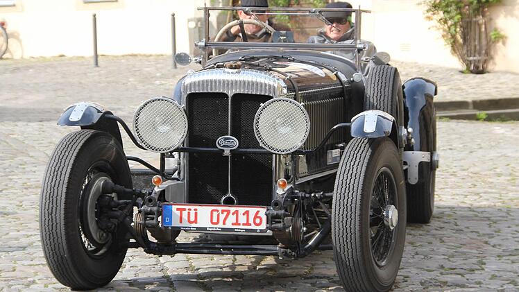 Ein Daimler Straight Aigth (Baujahr 1937) fährt auf den Marktplatz.