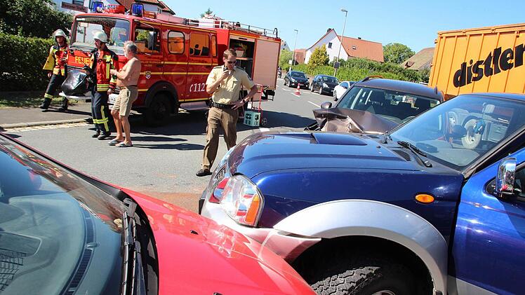 Der Fahrer des blauen Nissan hatte beim Linksabbiegen die Vorfahrt des VW (links) übersehen. Die kollidierenden Fahrzeuge schoben sich auf den roten Ford.  Fotos: Ekkehard Roepert