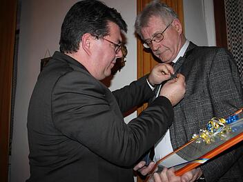 Andreas Pfister ist ein Menschenfreund und Marathonläufer des Ehrenamtes. Bürgermeister Udo Dauer heftete ihm die goldene Ehrenmedaille der Stadt Weismain an das Revers. Foto: Stephan Stöckel