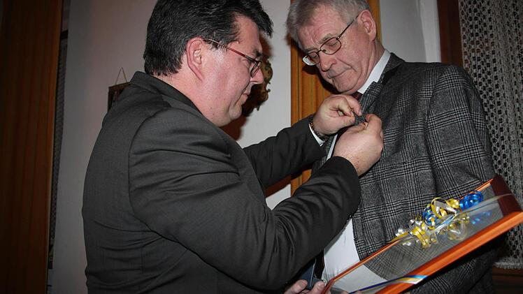 Andreas Pfister ist ein Menschenfreund und Marathonläufer des Ehrenamtes. Bürgermeister Udo Dauer heftete ihm die goldene Ehrenmedaille der Stadt Weismain an das Revers. Foto: Stephan Stöckel