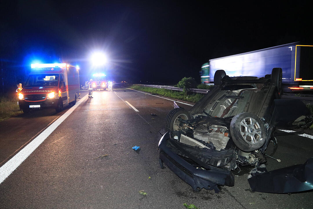 A73 bei Bamberg: Auto überschlägt sich