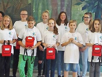 Die neuen Schulsanit&auml;ter mit (von links) Erste-Hilfe-Ausbilderin Susanne Ludwig und Konrektorin Sabine S&ouml;llner.  Foto: Heike Sch&uuml;lein