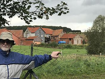 Chester Rudnicki vor dem Bauernhof, in dem er als Kind fünf Jahre lang gelebte. Der Bauernhof wird im kommenden Jahr abgerissen.  Renee Triemstra