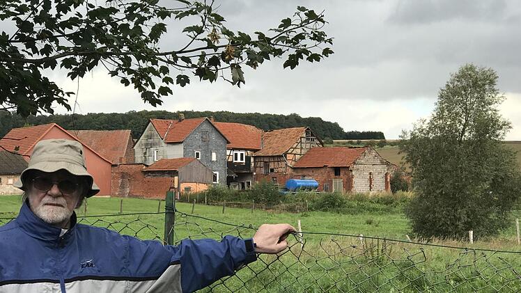 Chester Rudnicki vor dem Bauernhof, in dem er als Kind fünf Jahre lang gelebte. Der Bauernhof wird im kommenden Jahr abgerissen.  Renee Triemstra