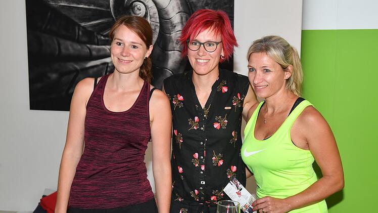 Star zum Anfassen: Karolin Berninger (links) und Marion Schobert (rechts) lächeln fürs gemeinsame Bild mit Kati Wilhelm. Foto: Ronald Rinklef