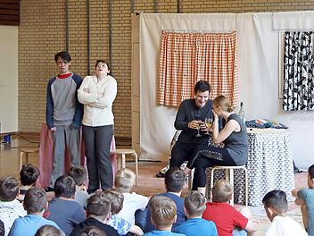 Englisch-Unterricht einmal anders: Das "White Horse Theatre" gastierte an der Maximilian-von-Welsch-Realschule.  Foto: Heike Schülein