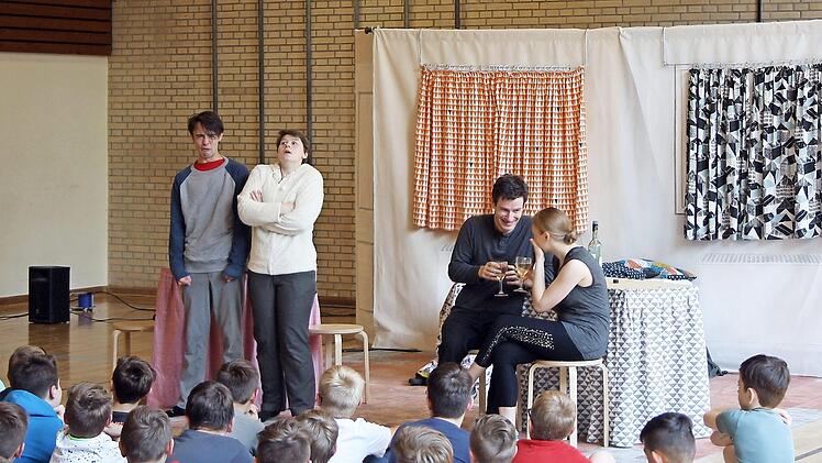 Englisch-Unterricht einmal anders: Das "White Horse Theatre" gastierte an der Maximilian-von-Welsch-Realschule.  Foto: Heike Schülein