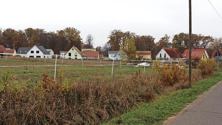 Von der Schreinerei Löhr im Süden bis zur Straße Richtung Aisch (im Vordergrund) wird sich das neue Baugebiet "Kühtrieb II" in Pommersfelden erstrecken. Das Neubaugebiet schließt sich an "Kühtrieb I" an, dessen Bebauung im Bild zu sehen ist.  Foto: Evi Seeger (Archiv)