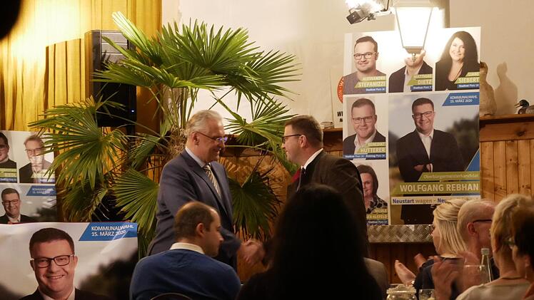 OB-Wahlkandidat Wolfgang Rebhan und Innenminister Jochen  Herrmann begrüßen sich. Foto: Manja von Nida