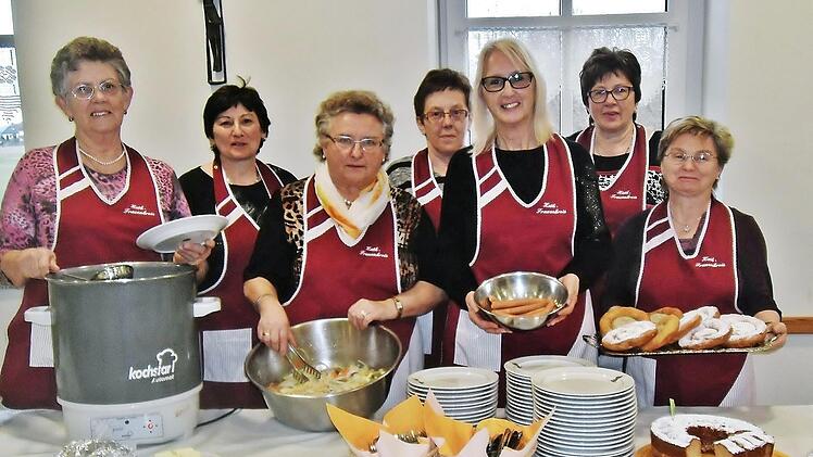 Auch in diesem Jahr binden sich die Damen des katholischen Frauenkreises die Küchenschürze um: Am 29. März laden sie zu einem Eine-Welt-Essen in der Fastenzeit ein.  Foto: Bernd Kleinert
