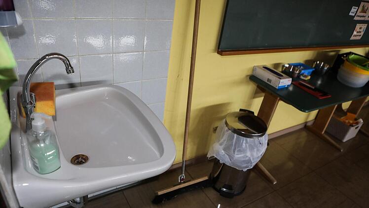 Auch nach der Sanierung der Klassenräume werden wieder Becken installiert. Foto: Barbara Herbst  