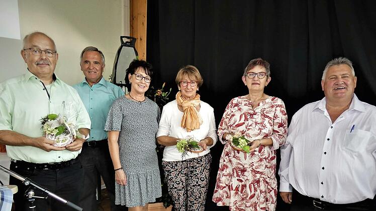 Vergabe der Einzelhauspreise mit von links Horst Hör, Kreisvorsitzender Günter Reif, Vorsitzende Christa Täuber, Beathe Lang, Inge Neidhardt-Fischer und Bürgermeister Gerhard Schneider.