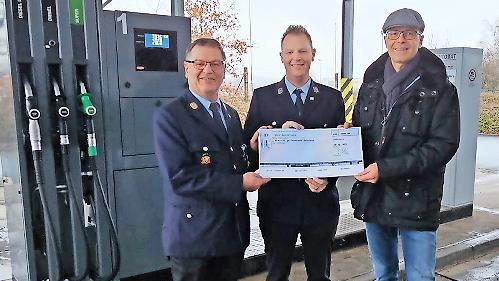 Thomas Zimmermann (Erster Vorsitzender) und Christoph Zimmermann (Erster Kommandant) von der Freiwilligen Feuerwehr Mainleus nahmen dankend die Spende von Bernd Bittermann der Firma Wata in Mainleus entgegen (von links).