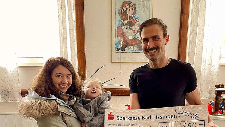 Mutter Svenja mit Tochter Emma bei der &Uuml;bergabe der Spende durch 1. Vorsitzenden Andre M&uuml;ller.