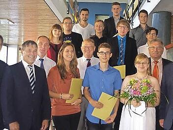 Das berufliche Schulzentrum Kronach zeichnete seine besten Schüler aus. Das Bild zeigt die Preisträger mit den Ehrengästen. In der ersten Reihe sind (ab dritte von links) die Preisträger der Staatspreise der Regierung von Oberfranken, Julian Zethner und Verena Geiger, sowie des Preises vom Bund der Selbständigen, Nadine Ruppert, zu sehen.  Foto: Heike Schülein