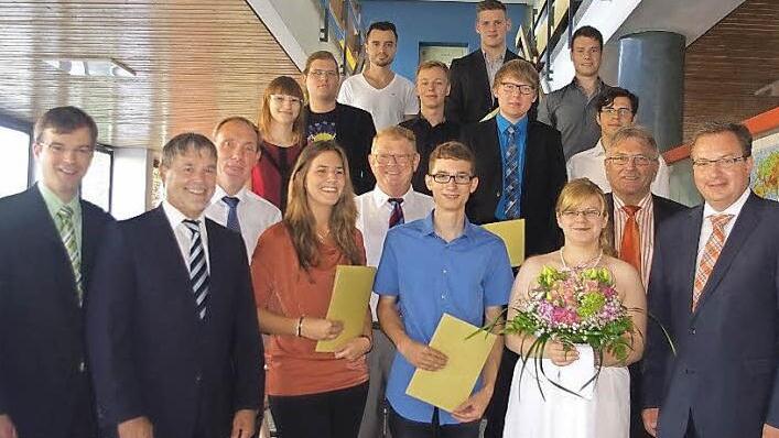 Das berufliche Schulzentrum Kronach zeichnete seine besten Schüler aus. Das Bild zeigt die Preisträger mit den Ehrengästen. In der ersten Reihe sind (ab dritte von links) die Preisträger der Staatspreise der Regierung von Oberfranken, Julian Zethner und Verena Geiger, sowie des Preises vom Bund der Selbständigen, Nadine Ruppert, zu sehen.  Foto: Heike Schülein